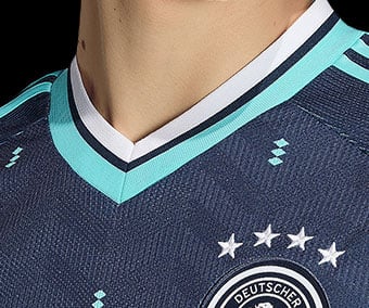 Premium collar in v-cut in three colors