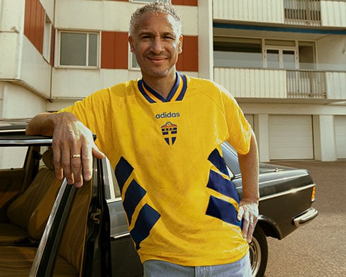 adidas SVFF Schweden Bringback Home Trikot 1994 als Lifestyle-Look im urbanen Setting