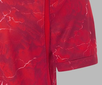 Gros plan sur le tissu respirant avec graphisme all-over et inserts en mesh sur les c&ocirc;t&eacute;s