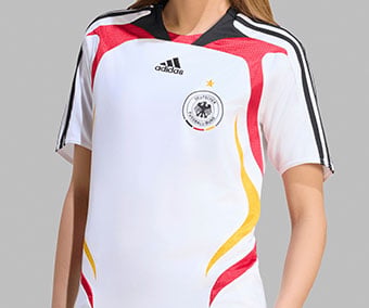 Organische Schwarz-Rot-Gold Designelemente des DFB Bringback Home Trikots 2007 Damen