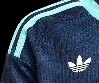 Raglan cut on the shoulders