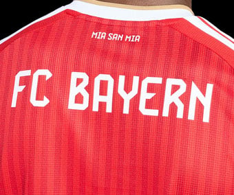 Mia san mia neck print and FC Bayern print on shoulders