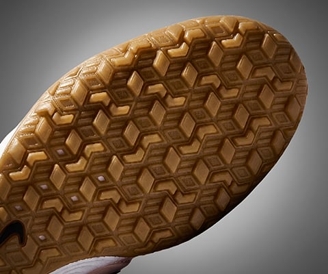 Gros plan sur la partie avant de la semelle TF montrant bien le profil en caoutchouc multi-crampons carr&eacute;