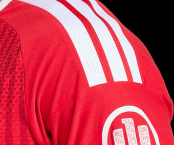 Raglan cut with mesh 3-stripes built in
