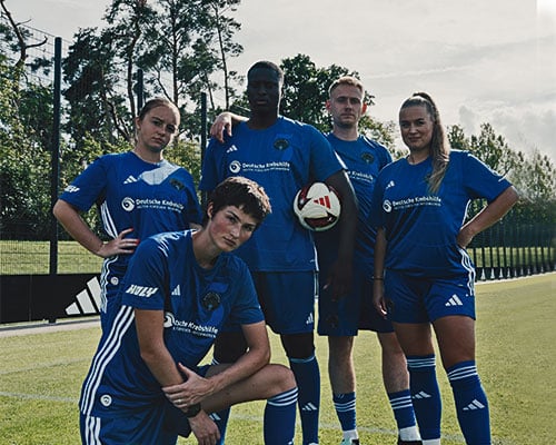 Delay Sports x 11teamsports 5 Year Anniversary home trikot group shot male female junior players on pitch