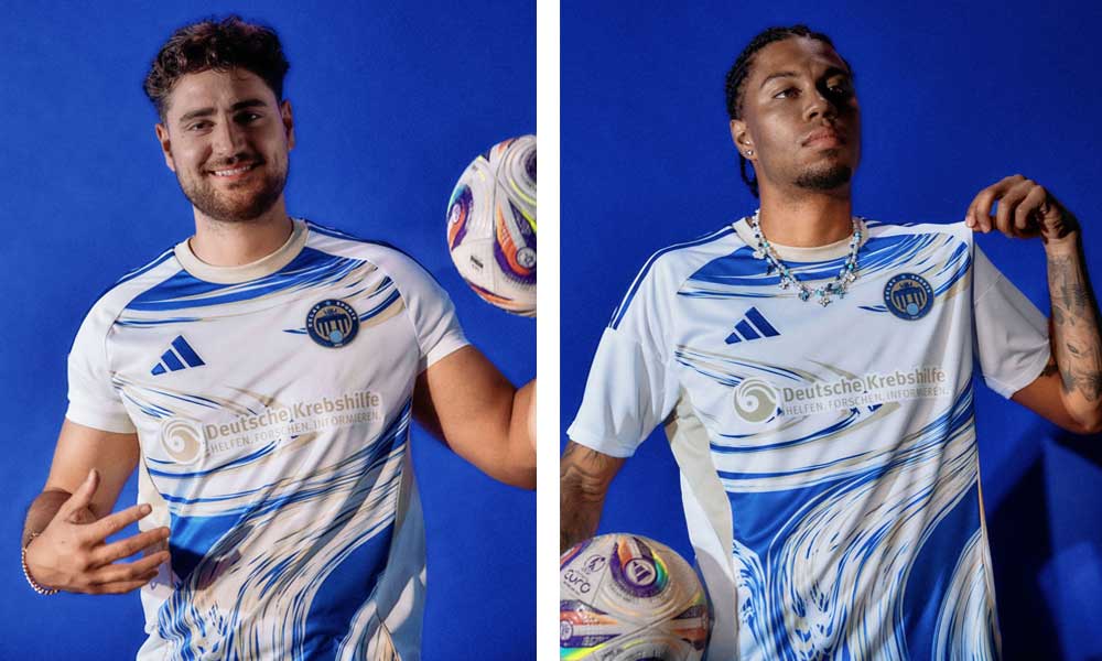 Elias Nerlich und Sidney Friede vor einer blauen Fototapete im adidas Delay Sports Heimtrikot für Saison 2025-2026, gestaltet und realisiert von 11teamsports