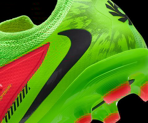 Gros plan sur le talon avec logo noir Haaland FORCE 9 en forme de tornade g&eacute;om&eacute;trique rotative et partie arri&egrave;re de la semelle PRO avec crampons FG