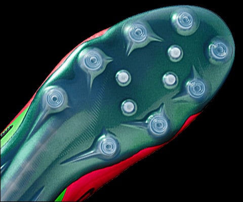 Gros plan sur la partie avant de la plaque de semelle Elite Artificial Grass haut de gamme avec les crampons agressifs Phantom AG-Pro