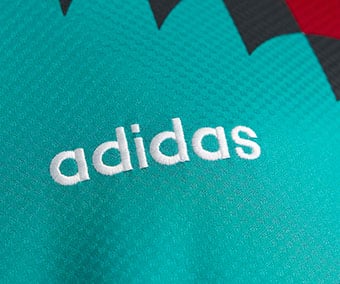 Logo adidas Wordmark en broderie sur le Maillot Ext&eacute;rieur DFB Bringback 1994