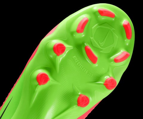 Closeup on front part of the FG/MG Soleplate with TPU studs