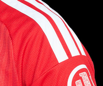 Raglan cut with sewn-on 3-stripes