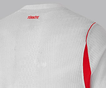 T&Uuml;RKIYE print on the neck