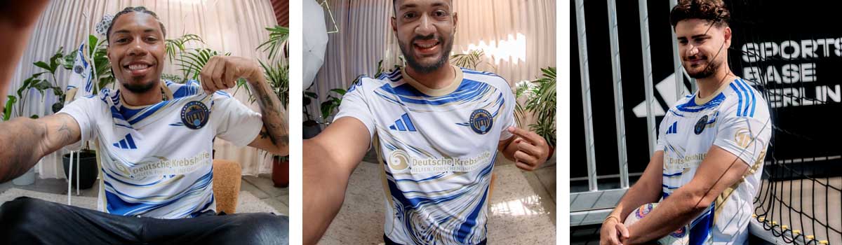 Dreiteiliges Pose-Bild mit zwei Spielern, die im Fotostudio mit dem Trikot posen und dabei ein Selfie machen, drittes Bild Elias im Trikot und mit Ball lehnend an einem dicken Zaun eines Outdoor Fußball-Playgrounds in Berlin
