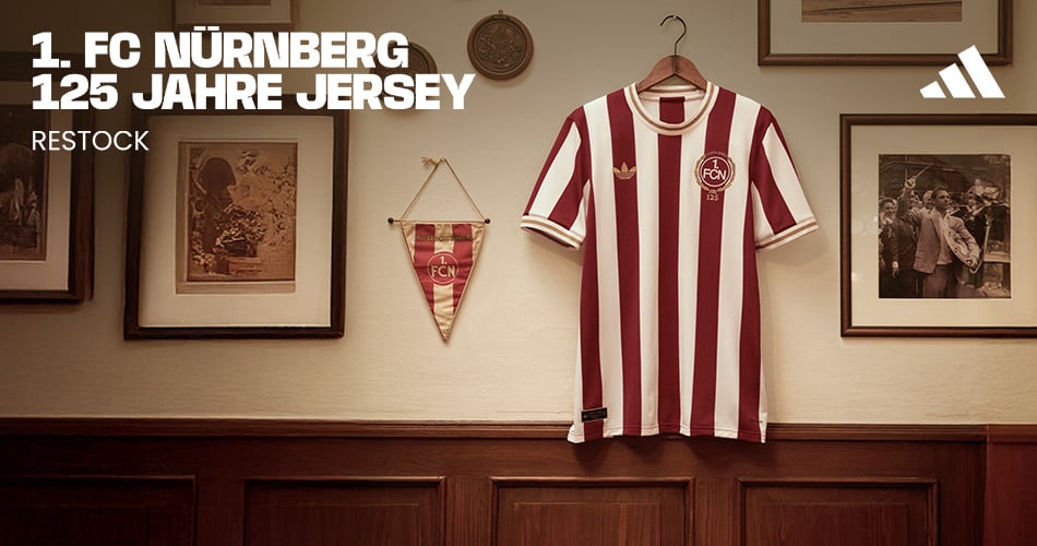 adidas 1. FCN 125 Jahre Jubiläumstrikot hängend an einer Wand mit alten Bildern und 1. FCN-Wimpel im Sepia-Stil, um die Retro-Vibes zu vermitteln. Links oben im Eck Schriftzug 1. FC NÜRNBER 125 JAHRE JERSEY | RESTOCK und rechts oben adidas Performance Logo. 