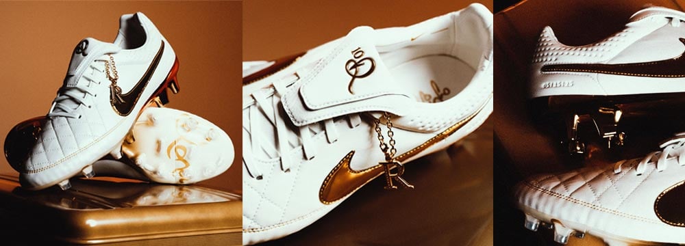 Dreiteilige Detailansicht der weiß-goldenden Nike Tiempo Legend Ronadhino Limited Editions Fußballschuhe: links: Ein Schuh auf die Seite gelegt, den Blick auf das FG-Nockenprofil und einen Teil von Ronaldinhos Unterschrift auf der Sohle freigebend, der andere Schuh diagonal angelehnt mit Blick seitlich auf das Upper, mittig: Aufsicht auf die Zunge mit Blick in den Schuh, rechts: Fersenansicht mit dem eingeprägten 05.15.25