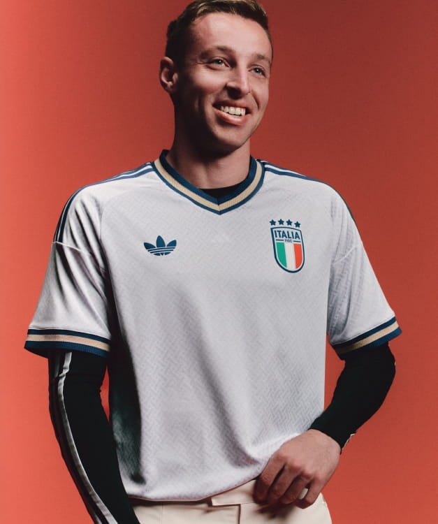 Classic Italy away kit with Adidas Trefoil and four stars - Vintage Italian national team shirt at 11teamsports