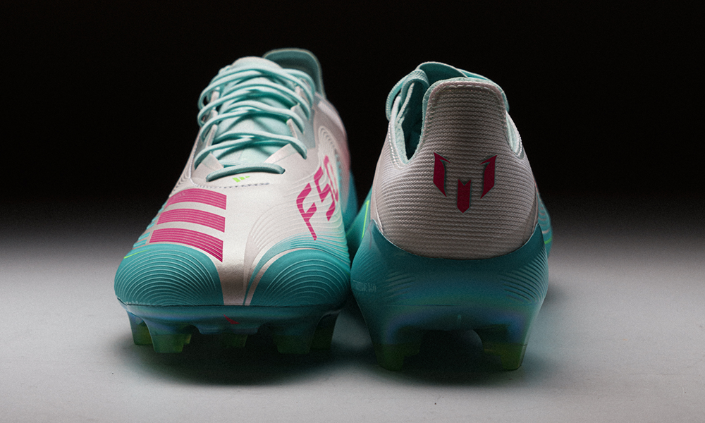 Messi F50 Aurora Radiante Signature Topmodell einmal Blick auf die Schuspitze, einmal auf die Fersenkappe