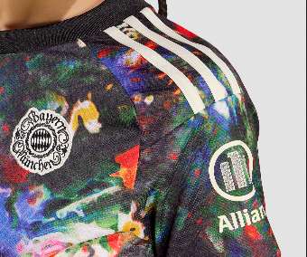 Raglanschnitt mit aufgen&auml;hten 3-Stripes und Allianz-&Auml;rmellogo