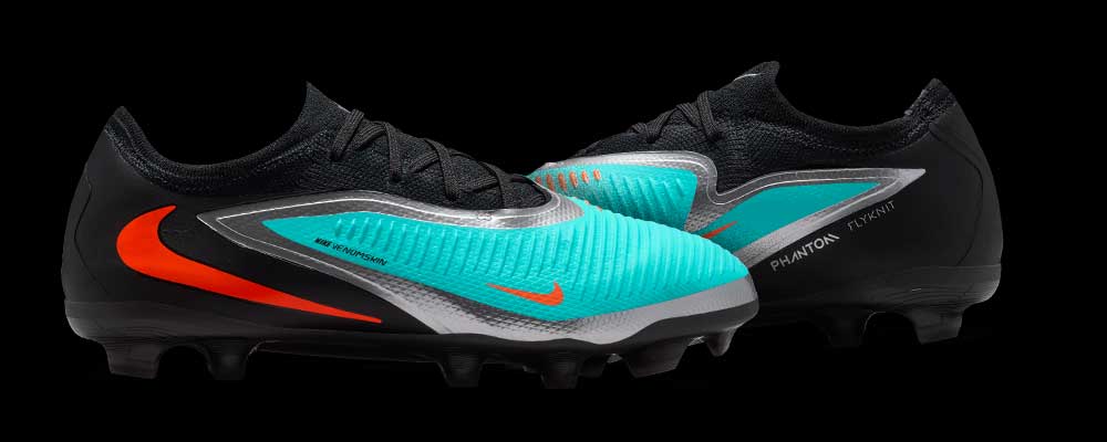 Das neue Nike Phantom 6 Low Pro Kinder-Topmodell mit FG/MG-Sohle als Paaransicht. Einmal Außenseite, einmal Innenseite