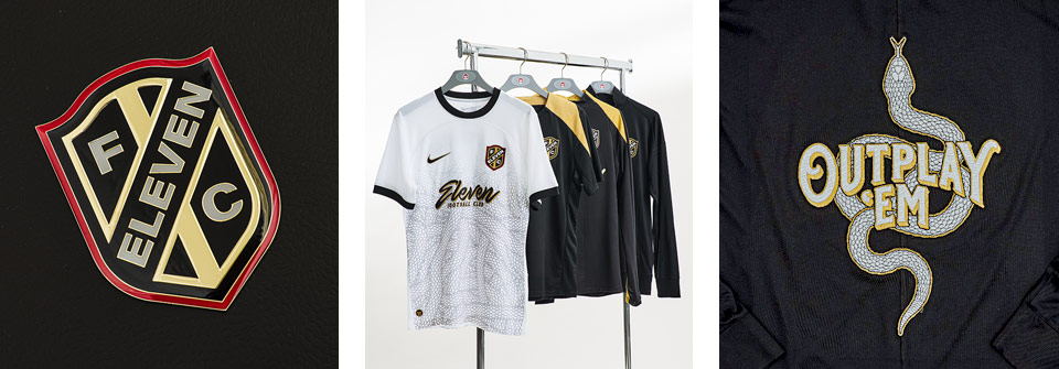 ELEVEN FC Collection Banner in dreiteiliger Ansicht: links das edle ELEVEN FC Custom-Wappen auf schwarzem Gewebe als Closeup, mittig die Oberteile der Kollektion mit Trikot, Trainingsshirt, Drill Top und Jacke hängend an einem Kleiderständer mit 11teamsports-Bügeln, rechts Detailansicht der OUTPLAY 'EM Schlangengrafik auf dem Rücken der schwarzen Trainingsjacke