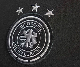 Gestickter DFB-Patch mit drei Sternen in Silber auf dem DFB Bringback Away Trikot 2014