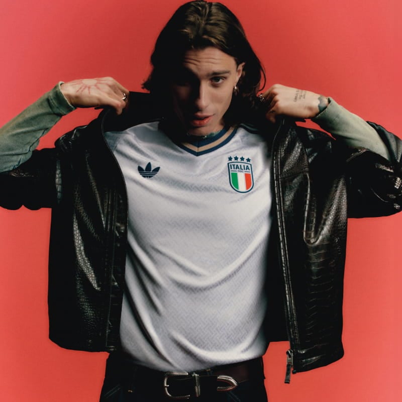 Classic Italy away kit with Adidas Trefoil and four stars - Vintage Italian national team shirt at 11teamsports