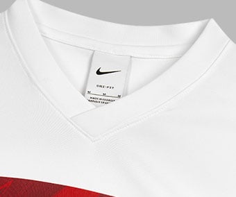 Col c&ocirc;tel&eacute; avec forme en V