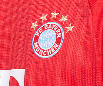 Embroidered FC Bayern emblem on jacquard knit with stripe design
