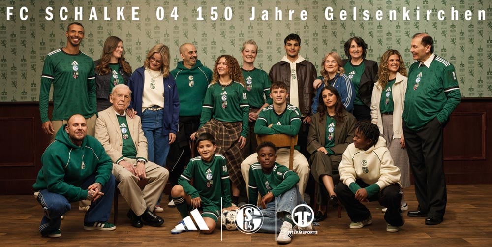 Gruppenbild mit Schalke-Fans aller Generationen und Kulturen in einem Retroraum mit Tapete mit den Zeichen des Gelsenkirchen-Wappens.
