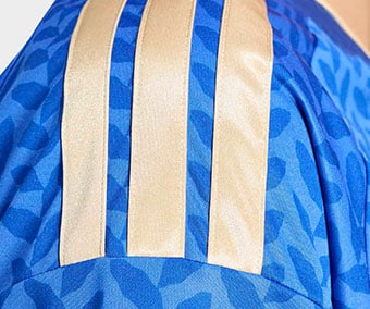 Strisce adidas 3-stripes ingrandite sulle spalle