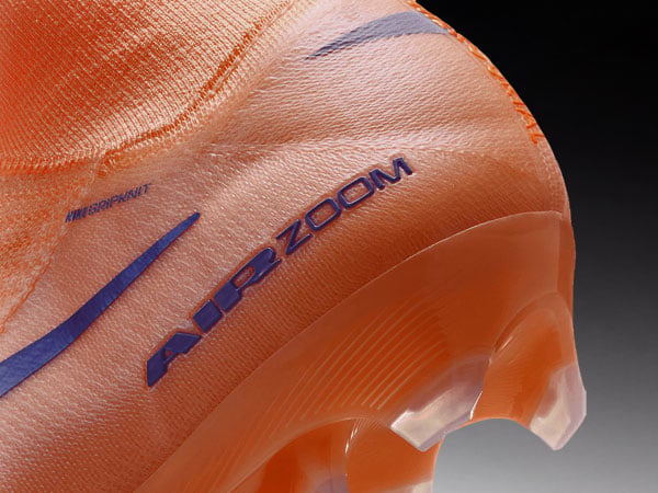 Gros plan sur le talon avec logo AIR ZOOM et vue d&eacute;taill&eacute;e sur la couche sup&eacute;rieure Gripknit de la tige Flyknit