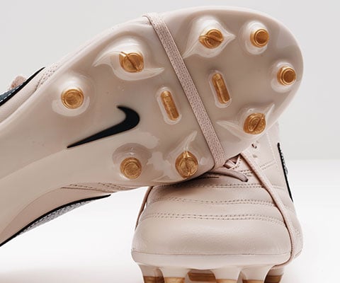 Gros plan sur la partie avant de la semelle FG, cette chaussure pos&eacute;e sur l'avant-pied de l'autre donnant un aper&ccedil;u des belles coutures classiques sur la tige