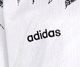 adidas Wordmark-Logo als Stickung auf dem DFB Bringback Home Trikot 1994