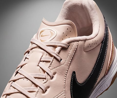 Gros plan sur le la&ccedil;age et la languette avec le joli logo r&eacute;tro Nike ACG et la doublure de col douce