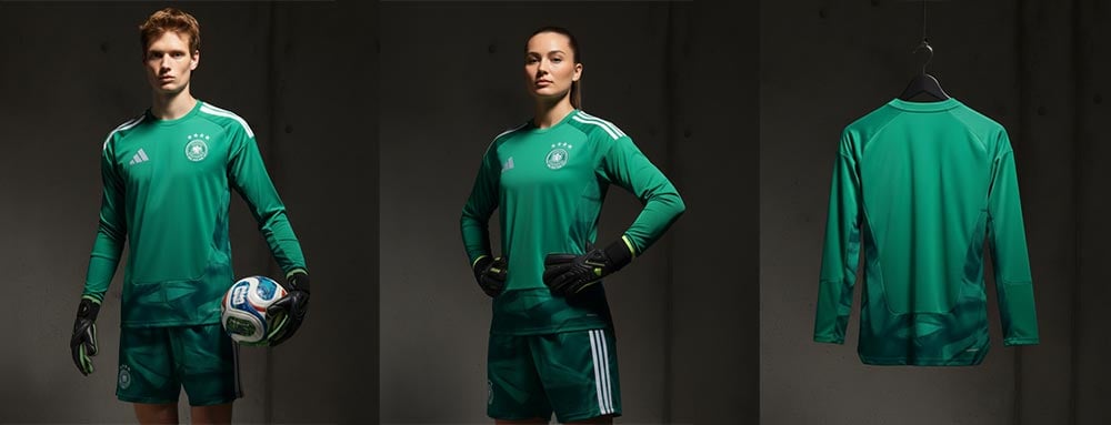 Dreierbanner des gr&uuml;nen DFB Torwarttrikots in der Langarmversion f&uuml;r Erwachsene: Links getragen von m&auml;nnlichem Torh&uuml;ter, mittig getragen von einer Torfrau und rechts das Langarmtrikot in R&uuml;ckansicht h&auml;ngend an einem B&uuml;gel