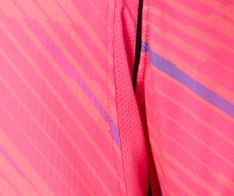 Inserts en mesh sur les c&ocirc;t&eacute;s et sous les bras pour la ventilation