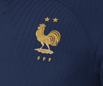 FFF-Verbandswappen mit zwei WM-Sternen und Nike-Swoosh, beide hitzegepresst in Metallic Gold