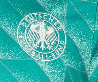 Gesticktes DFB-Wappen auf dem DFB Bringback Away Trikot 1990