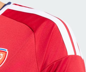 Raglanschnitt mit aufgen&auml;hten 3-Stripes am Tschechien Trikot Home 2026