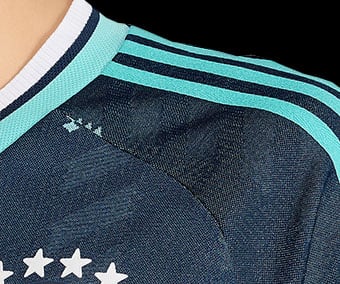 Raglan cut on the shoulders