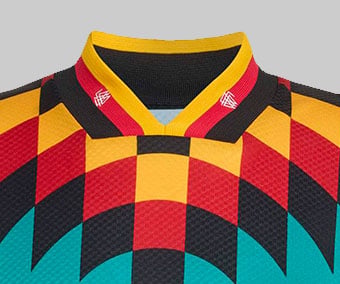 Bande c&ocirc;tel&eacute;e noir-rouge-or au col du Maillot Ext&eacute;rieur DFB Bringback 1994