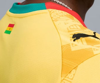 Drapeau ghan&eacute;en imprim&eacute; &agrave; l'arri&egrave;re du col, coupe raglan, col bicolore