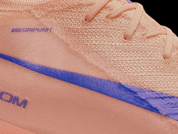 Gros plan sur la tige Flyknit avec la couche Gripknit au-dessus