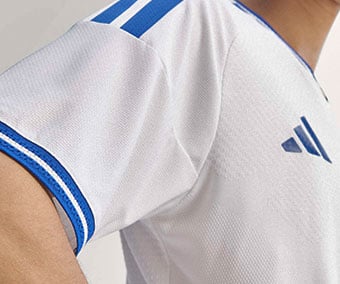 Tricot 3D haute technologie avec motifs vari&eacute;s directement int&eacute;gr&eacute;s, coupe raglan sur l'&eacute;paule et 3 bandes premium plus poignets