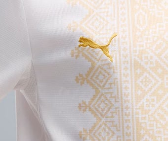 Gros plan sur le panneau de motif amazigh brod&eacute;, tissu mesh respirant avec empi&egrave;cements sous les bras