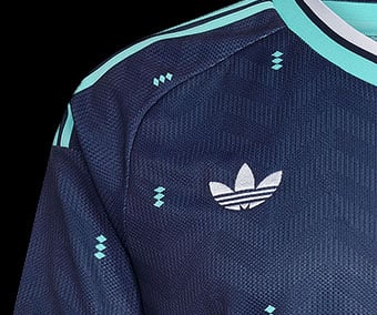 Raglan cut on the shoulders