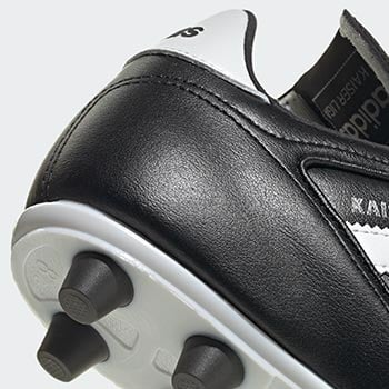 Detailansicht auf das Rindsleder auf der Fersenkappe des adidas Kaiser Liga 2 FG