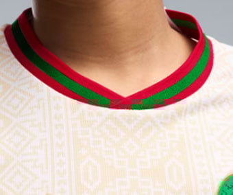 Bande de col en V rouge-vert aux couleurs marocaines