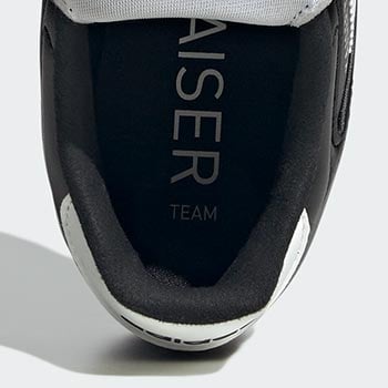 Blick in den adidas Kaiser auf die Einlegesohle