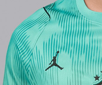 Distinctive shoulder cut detail on the Brasil goalkeeper jersey
